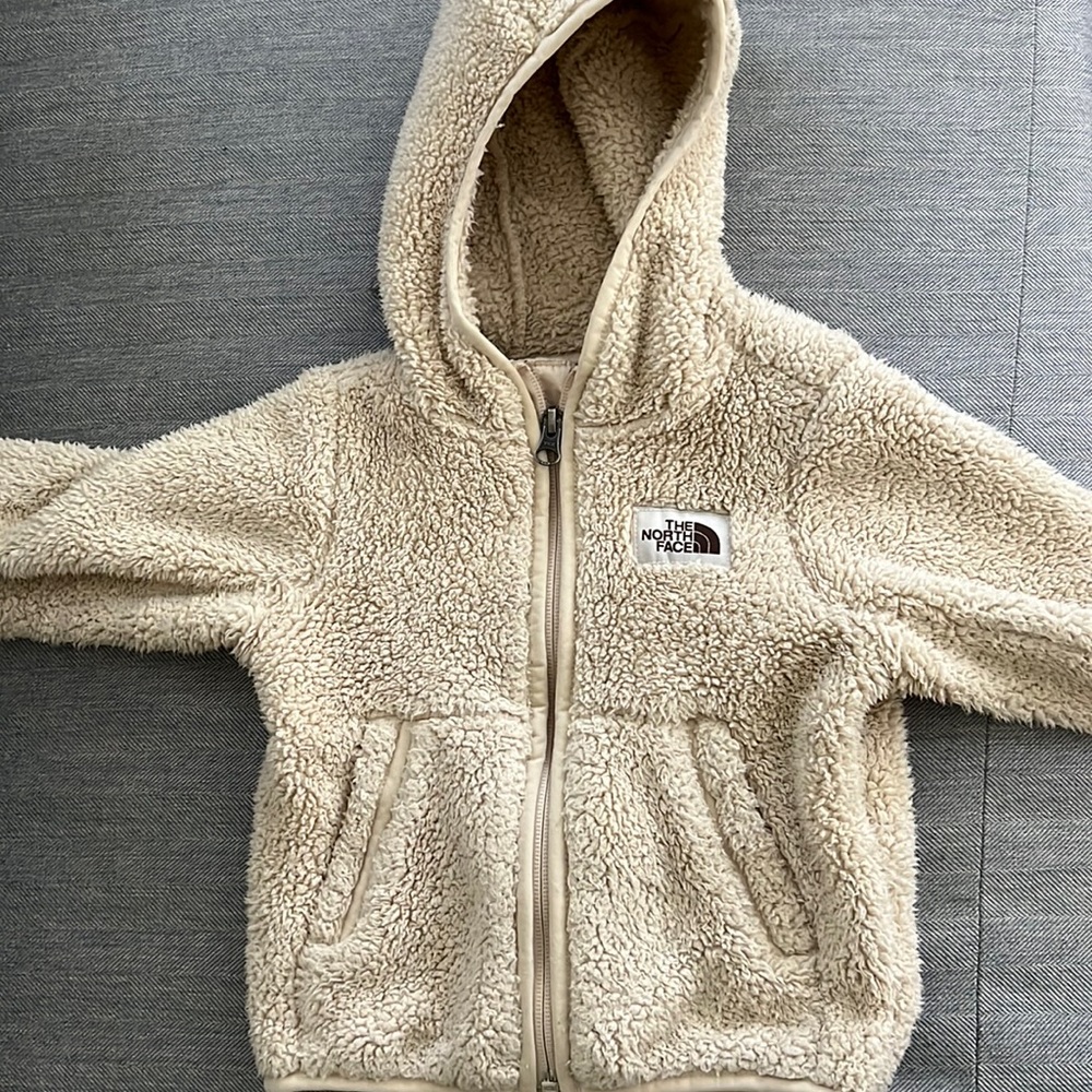 North Face fleece 2T lightly worn. Perfect alone or layering under another coat